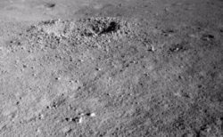 月の裏側で中国の探査ローバーが見つけたゲル状の物質、その正体とは？