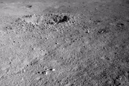 月の裏側で中国の探査ローバーが見つけたゲル状の物質、その正体とは？