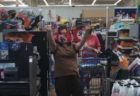 米のスーパーに「鉤十字」が描かれたマスクをした男女が出現【動画】
