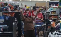 米のスーパーに「鉤十字」が描かれたマスクをした男女が出現【動画】