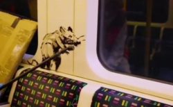 バンクシーが地下鉄の車内に新作を描く、作業風景の動画を公開