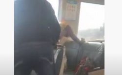 米で電車に乗っていた女性の髪に火がつく、乗客の男性が手で叩き消火