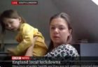英で生放送のインタビュー中に子供が登場、自宅で取材を受けていた母親も慌てる