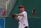 メジャーリーグの始球式にファウチ博士が登場、大きくボールがそれてしまう