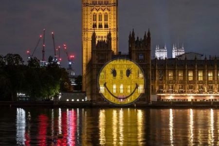 こんな時だからこそ「笑顔」を！英の国会議事堂に「スマイリー」が投影される