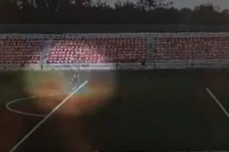 雲もないのに突然落雷、ロシアのサッカー場で16歳の少年に雷が直撃【閲覧注意】