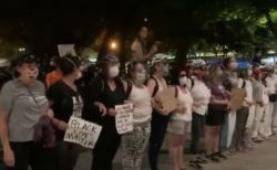 オレゴン州で連邦軍がデモ参加者を連れ去る事件に抗議し、母親たちが立ち上がる