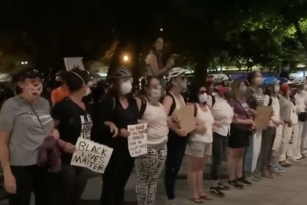 オレゴン州で連邦軍がデモ参加者を連れ去る事件に抗議し、母親たちが立ち上がる
