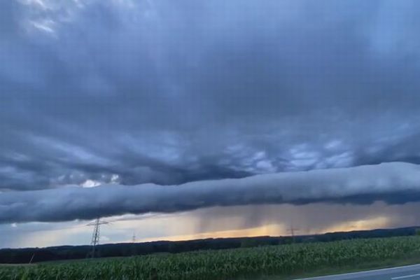 ドイツ南部の上空に異様な雲が出現、横に広がり津波のように押し寄せる【動画】