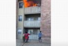 火事で3階のバルコニーから落とされた子供、米男性が走り寄って見事に受け止める