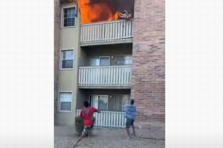 火事で3階のバルコニーから落とされた子供、米男性が走り寄って見事に受け止める