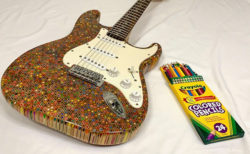 色鉛筆1200本で自ら作ったエレキギターが美しい