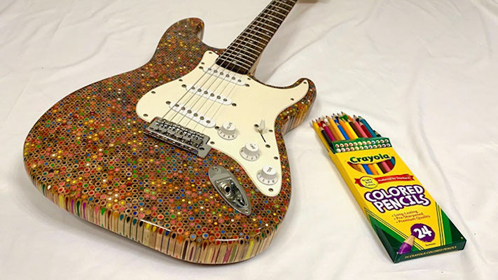 色鉛筆1200本で自ら作ったエレキギターが美しい