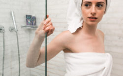 人の家でシャワーを浴びている最中、オシッコするのはマナー違反？