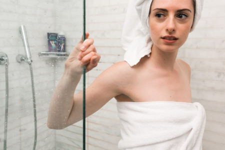 人の家でシャワーを浴びている最中、オシッコするのはマナー違反？
