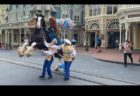 ディズニーパレードの馬、風船で暴れ出しそうになりヒヤリ【動画】