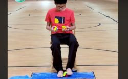 ルービックキューブ3個を手足で同時に完成、中国の13才が見せる96秒の神業