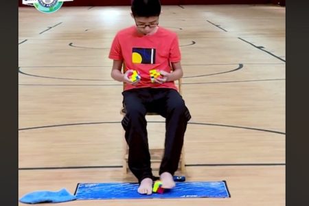ルービックキューブ3個を手足で同時に完成、中国の13才が見せる96秒の神業