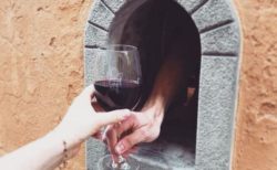 ノックすると購入できる「ワインの窓」、イタリアで復活し注目を集める