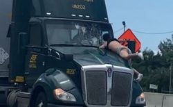 米のハイウェイで半裸の男が、血だらけになりながらトレーラーにしがみつく【動画】