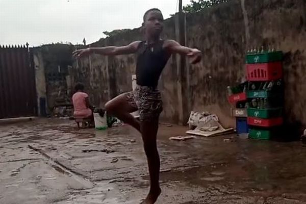 雨の中、バレエの練習をするナイジェリアの少年、動画が拡散し、NYの有名スクールから奨学金を得る