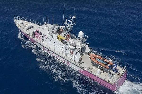 バンクシーが難民救助船に資金提供、船体も新たにデザイン