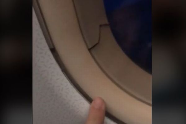 フライト中に乗客が航空機の窓枠にひび割れを発見、恐怖の動画が話題に