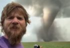 で、デカい！カナダで巨大な竜巻が発生、男性が近くで動画を撮影