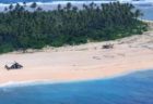 豪軍のヘリが孤島のビーチに「SOS」を発見、行方不明の男性らを救助