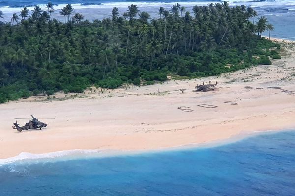 豪軍のヘリが孤島のビーチに「SOS」を発見、行方不明の男性らを救助