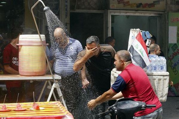 イラクで最高気温52℃を記録、街では人々がシャワー、停電が続きデモも発生