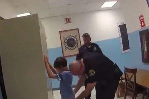 米の警察が教員に暴力を奮った8歳の少年を逮捕、映像が公開され非難が殺到