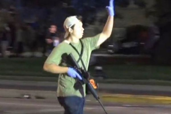 黒人銃撃事件のデモ参加者に向け、17歳の男がライフルを発砲、2人死亡【動画】