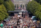 「コロナはデマだ！」ドイツで政府の対策に抗議デモ、1万5000人がマスクをせずに集結