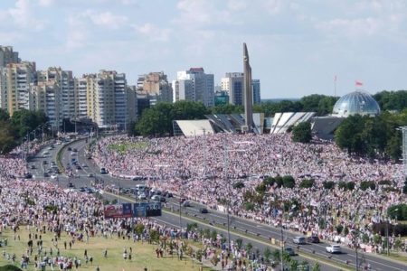ベラルーシで大規模な反政府デモ、10万人以上が大統領の辞任と再選挙を求める