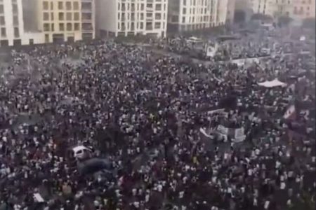 爆発事故が起きたベイルートで大規模デモ、数千人が政治の腐敗を訴え、警察と衝突