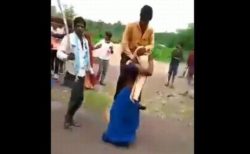 インドで浮気を疑われた妻が、夫の体を担ぎ、村中を歩かされる【動画】