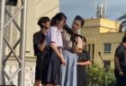 教師によって髪を切られる女子生徒…高校生が厳しい校則に抗議デモ【タイ】