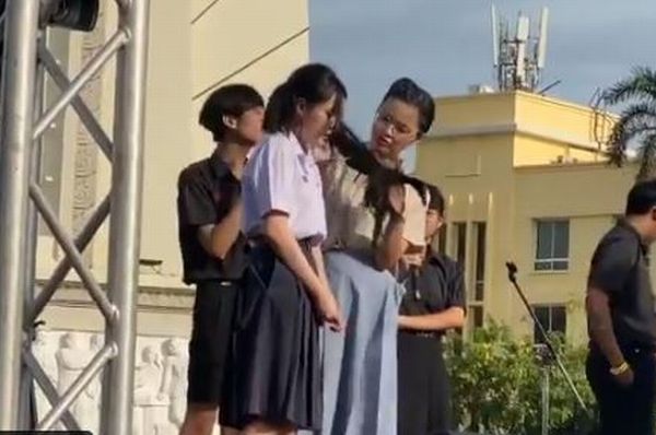 教師によって髪を切られる女子生徒…高校生が厳しい校則に抗議デモ【タイ】