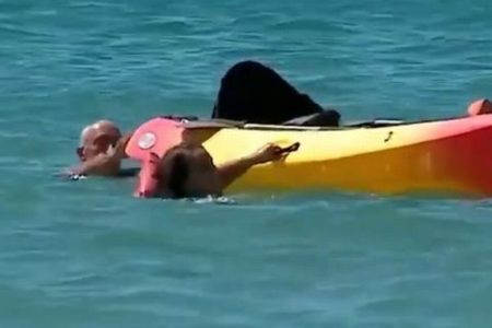 ビーチにいたポルトガルの大統領、海で流された2人の女性を救助