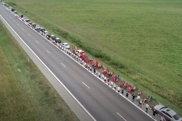 ベラルーシのデモを支援するため、リトアニアで32kmもの「人間の鎖」が作られる