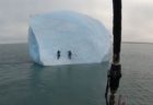 氷山を登っていた冒険家が、海に飲み込まれそうになる動画に思わずヒヤリ