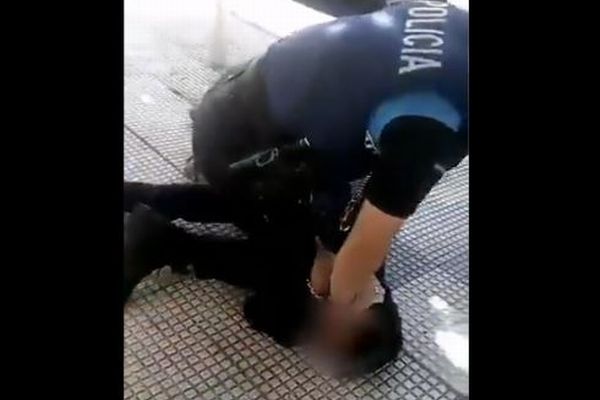 マスクを適切に着けていないから…スペインの警察官が14歳の少年の首を膝で圧迫