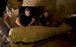 エジプトで大発見、2500年前に埋葬された27個もの棺を発掘