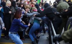 ベラルーシの治安警察、反政府デモの女性参加者、数百人を拘束、ネットで見る現場の状況
