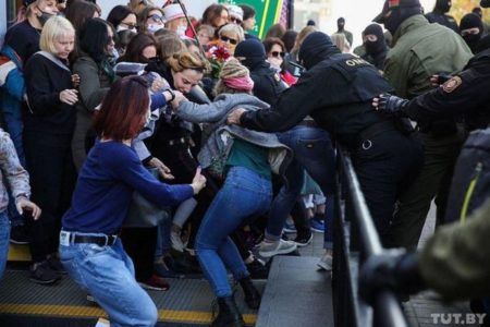 ベラルーシの治安警察、反政府デモの女性参加者、数百人を拘束、ネットで見る現場の状況