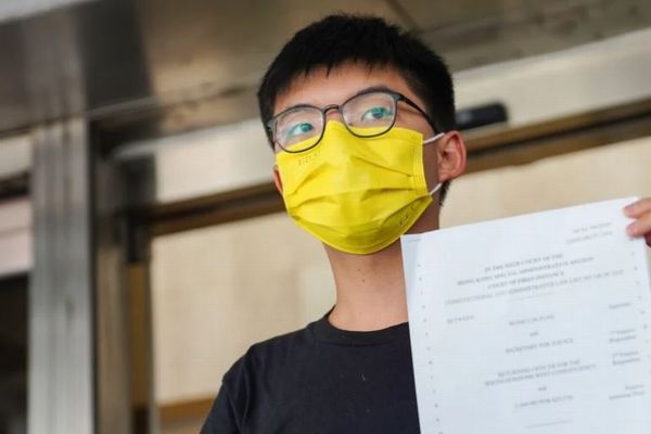 香港民主派の活動家・黄之鋒氏逮捕、1年前のデモに参加した容疑