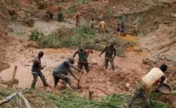 コンゴ民主共和国で鉱山が崩落、坑内にいた50人の生存が絶望的