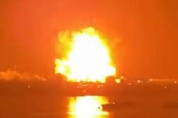 一瞬 空をオレンジ色に染め上げる 英の港で大規模な爆発事故が発生 Switch News スウィッチ ニュース