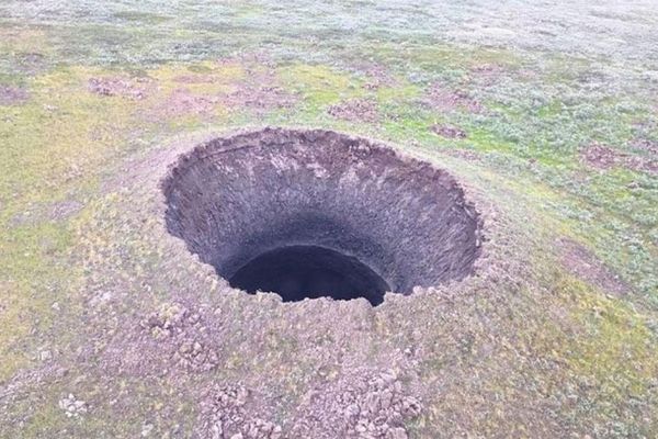 シベリアで地下に眠るメタンが爆発、深さ50mの巨大な穴が発見される